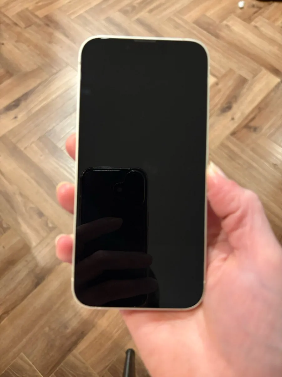 iPhone 13 - Image 2