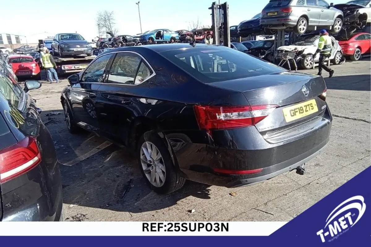 2019 SKODA SUPERB BREAKING FOR PARTS - Image 1