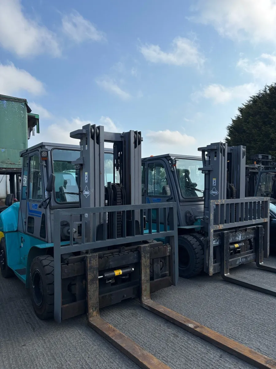 A large selection of forklifts and forklift masts. - Image 2
