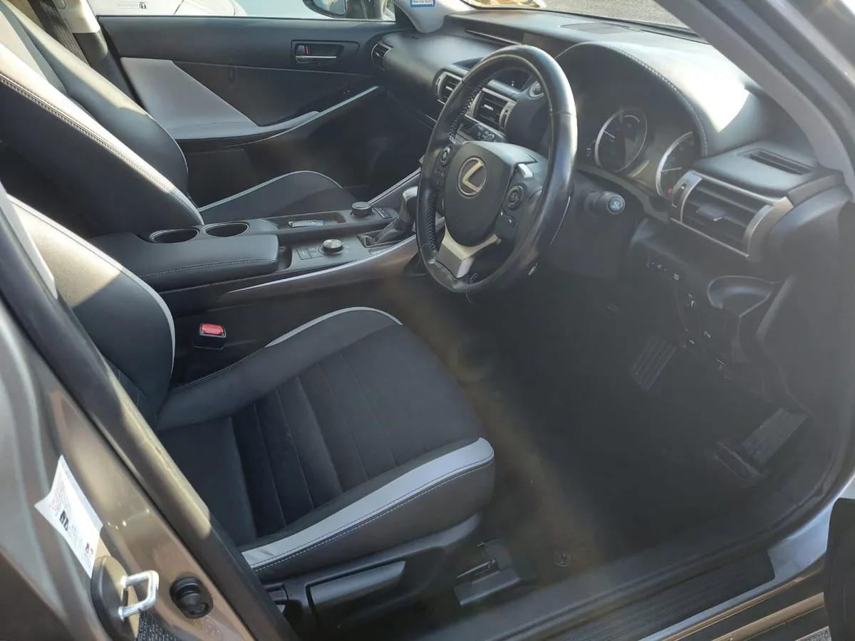 16 Lexus IS 300H Hybrid - Image 4