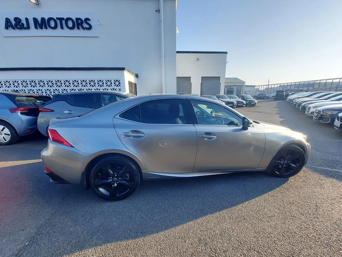 16 Lexus IS 300H Hybrid - Image 3