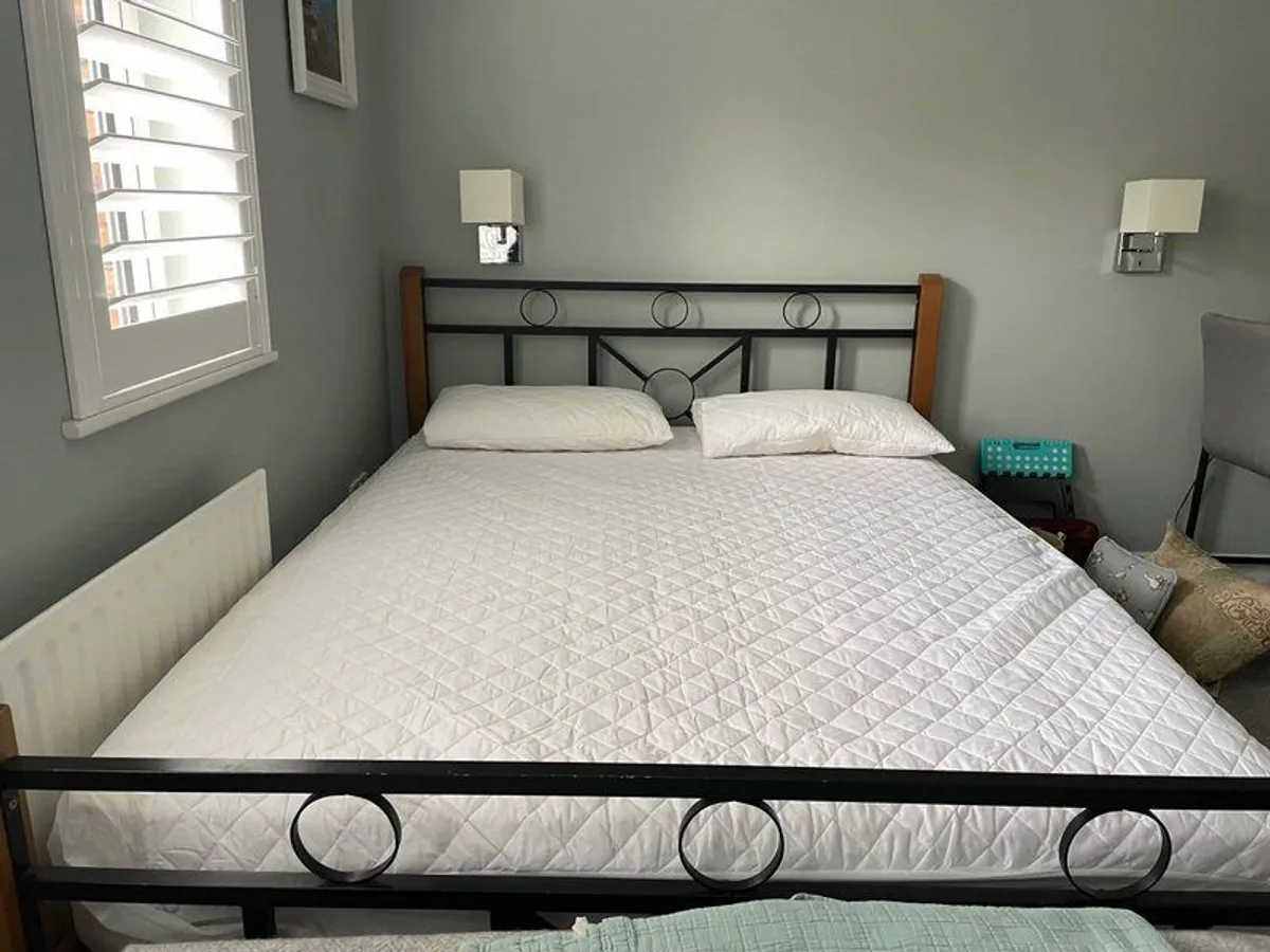 Bed 5ft - Image 1