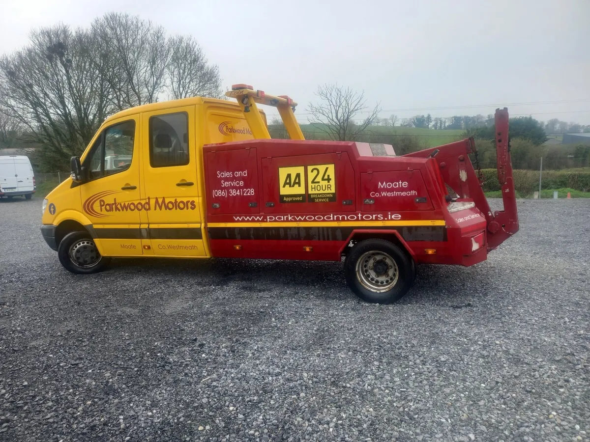 Mercedes-Benz Crew Cab Recovery Truck - Image 2