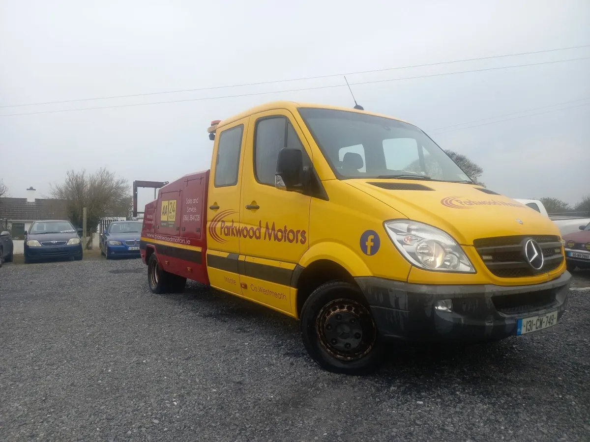 Mercedes-Benz Crew Cab Recovery Truck - Image 1