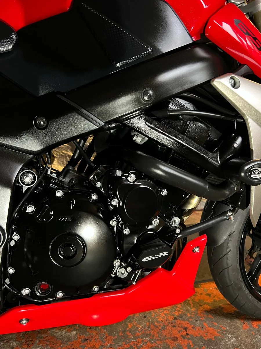 Suzuki GSR 750 - Image 4