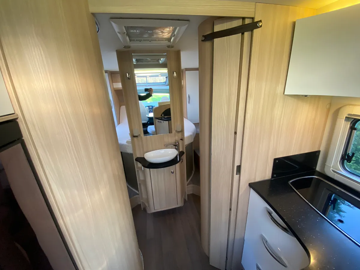 BURSTNER NEXXO T745 ISLAND BED 2017 SPOTLESS CVRT. - Image 4