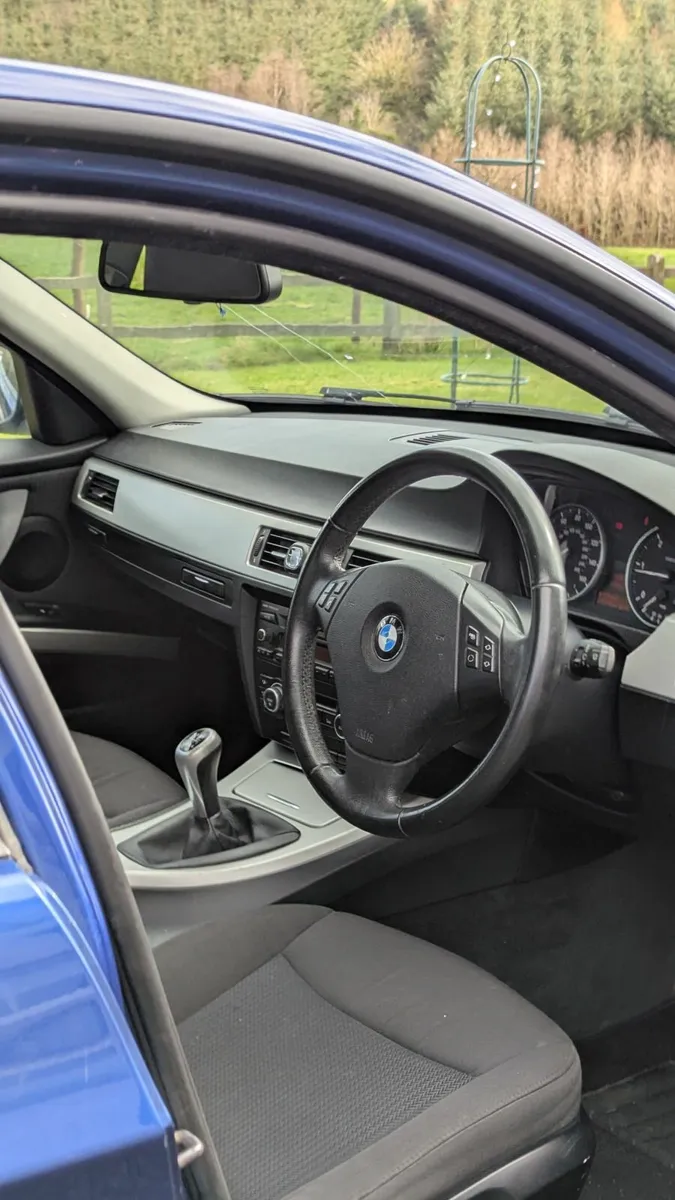 BMW 3-Series 2011 - Image 3