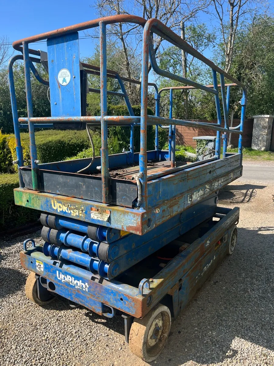 Upright hoist - Image 1