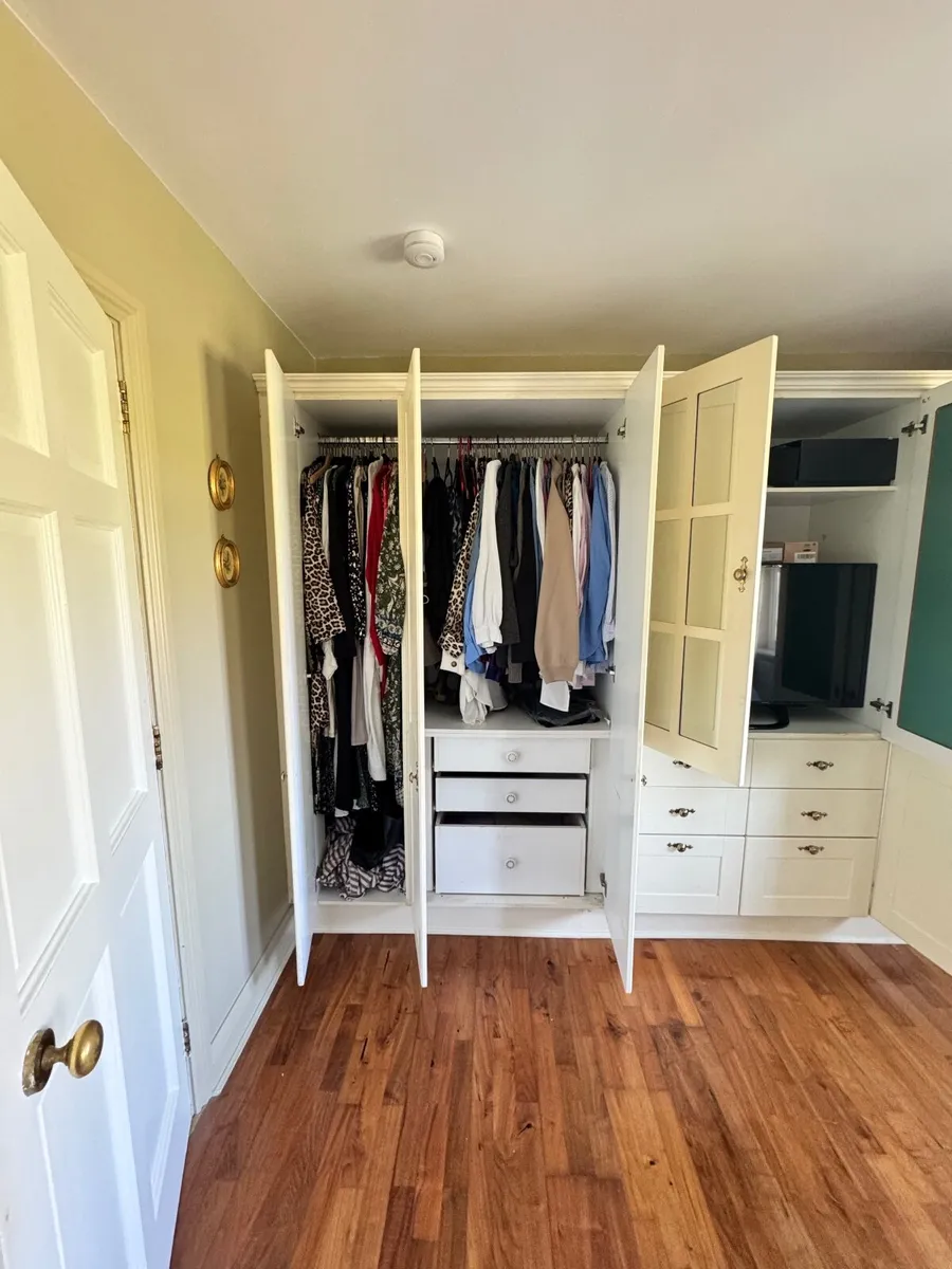 Fitted wardrobe - Image 1