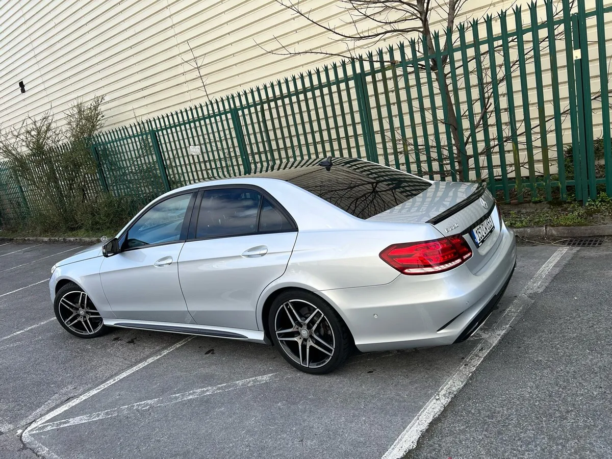 152 Mercedes Benz E220 AMG Night Edition - Image 2