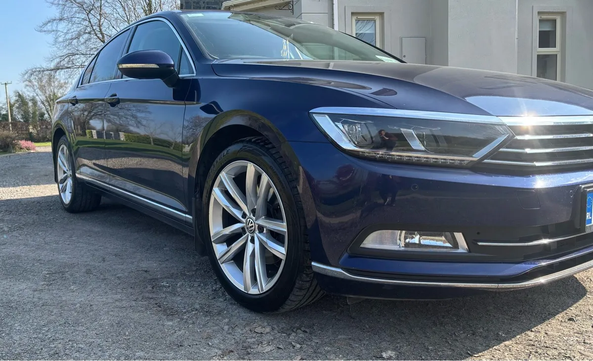 Volkswagen Passat  Highline - Image 1