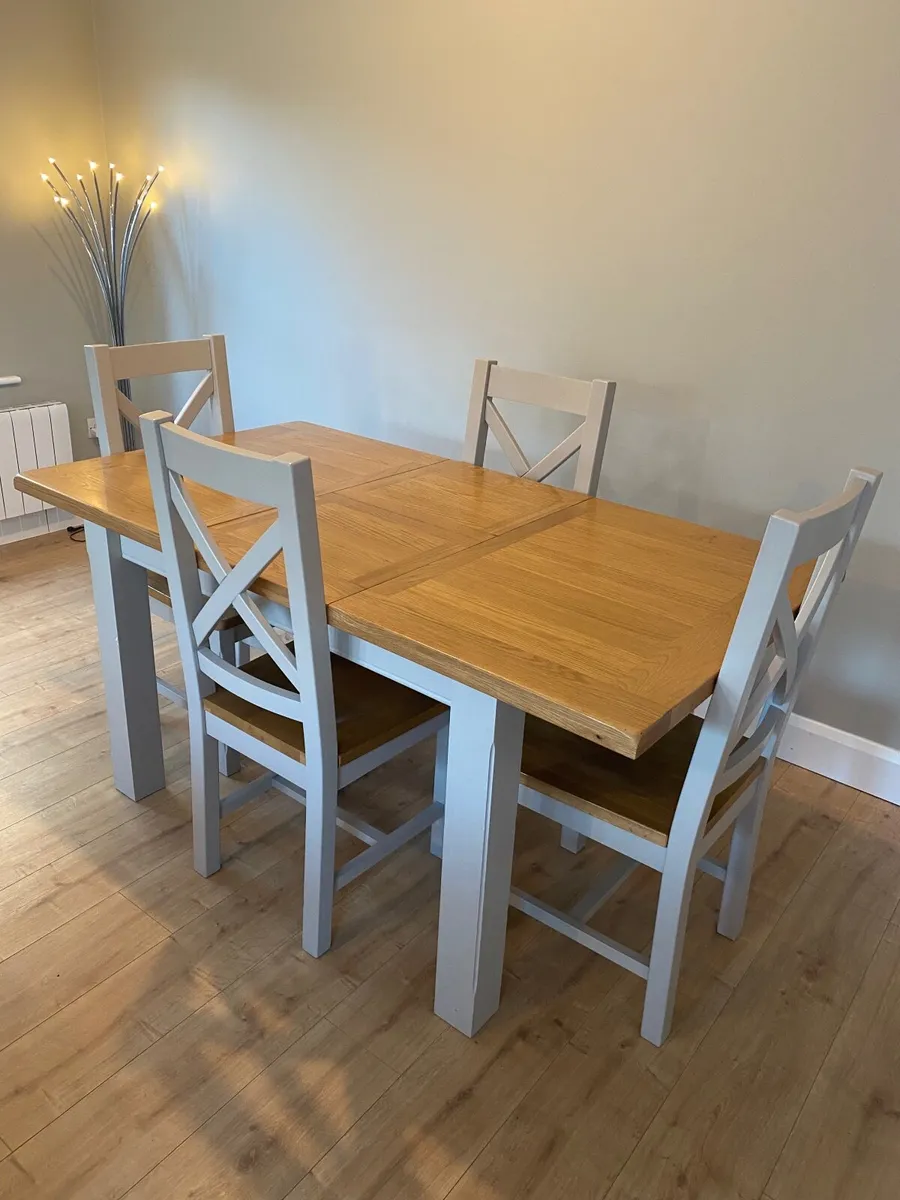 Table and chairs - Image 1