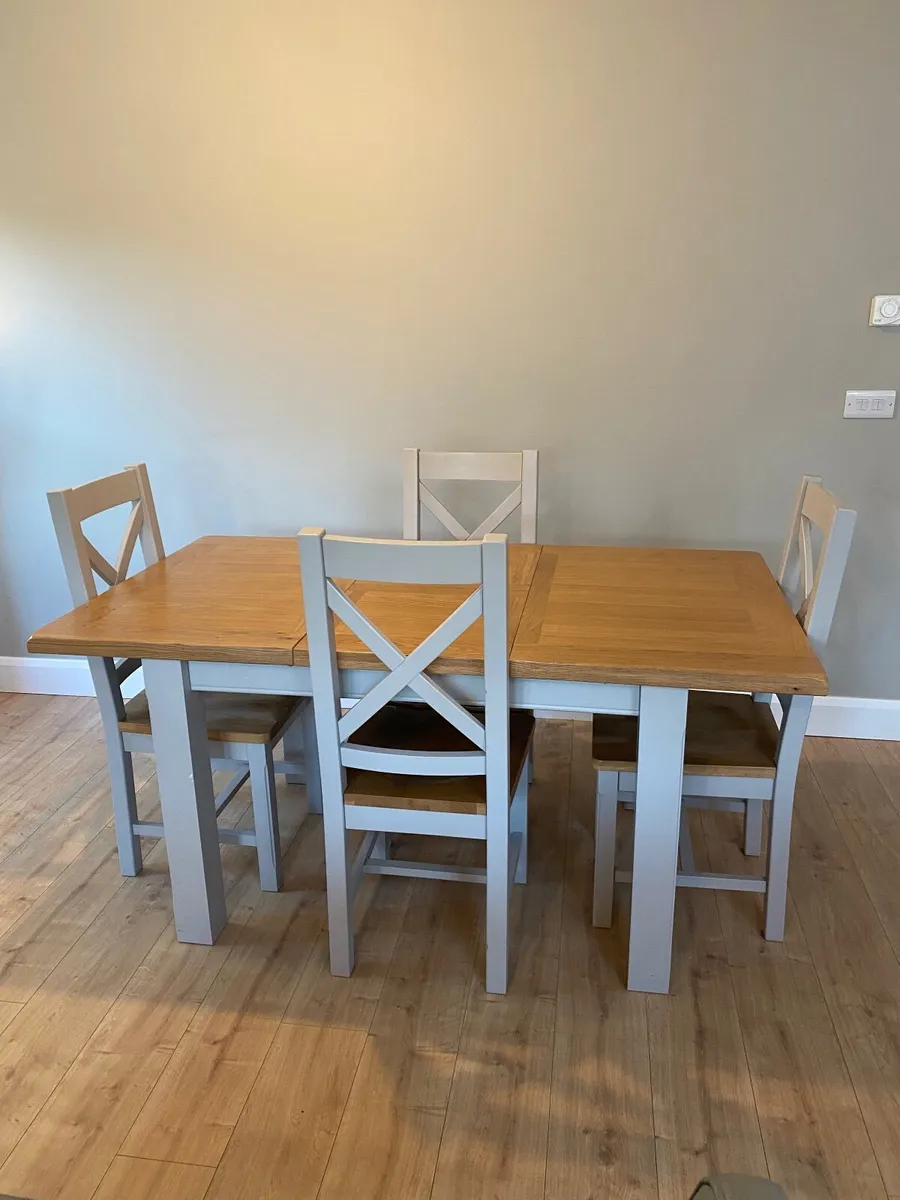 Table and chairs - Image 2