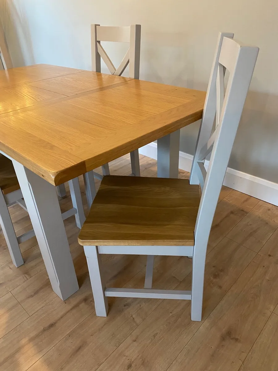 Table and chairs - Image 3