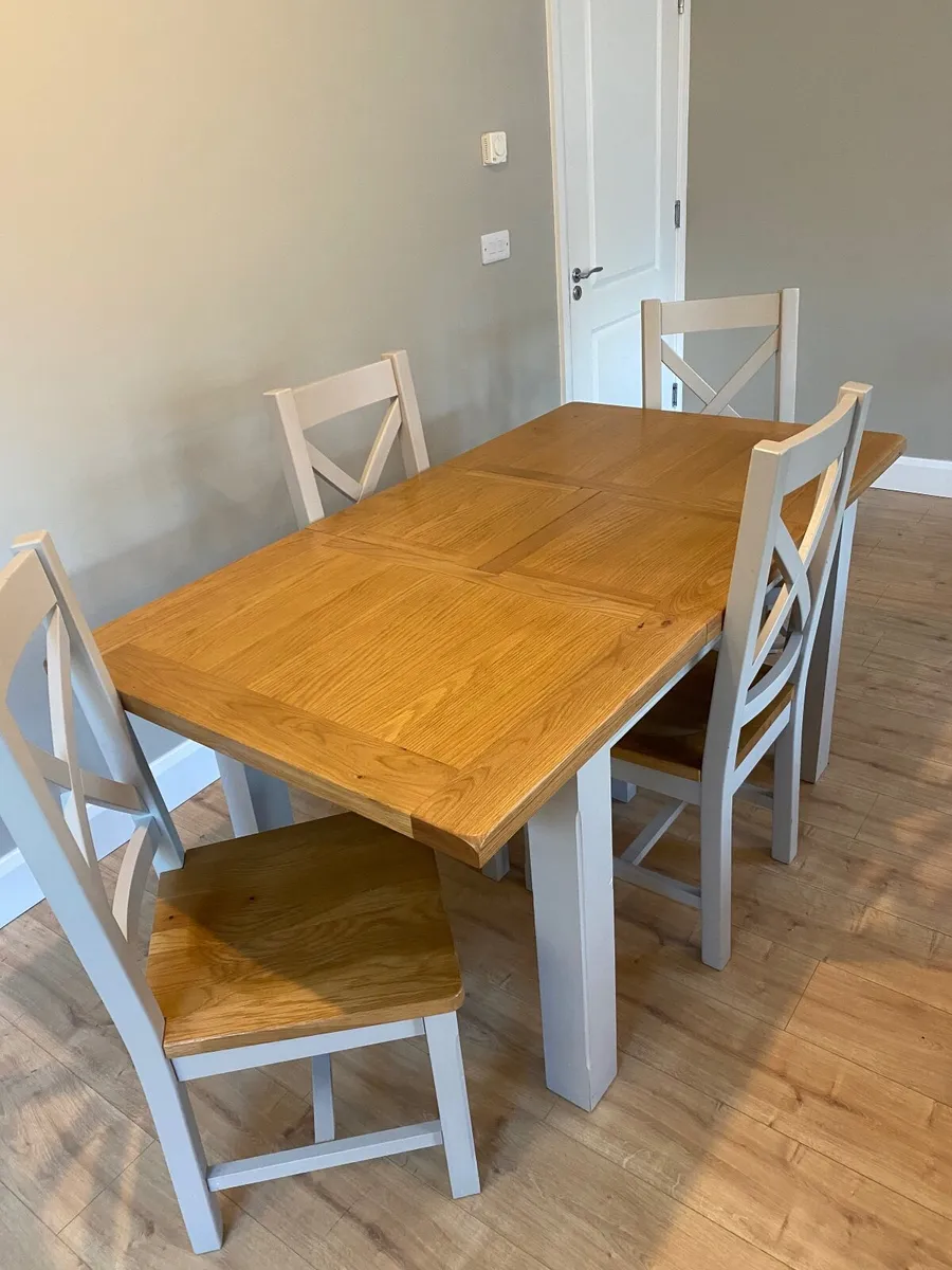 Table and chairs - Image 4