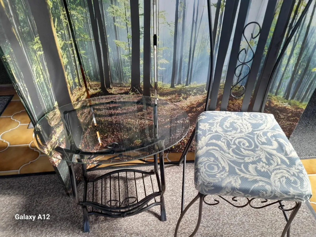Beautiful metal chair and matching table - Image 1