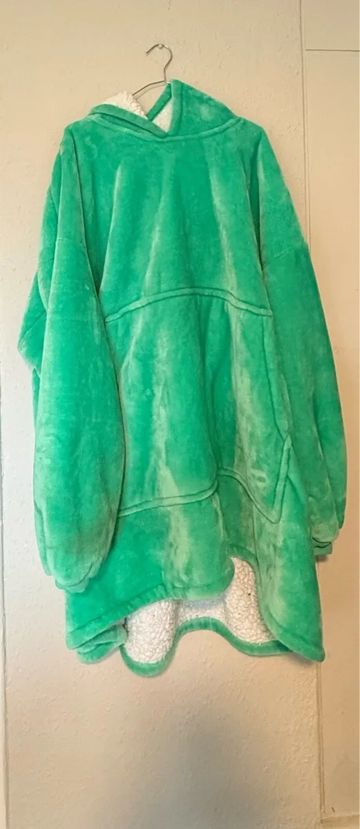 Cozy and warm woman hoodie blanket - Image 1