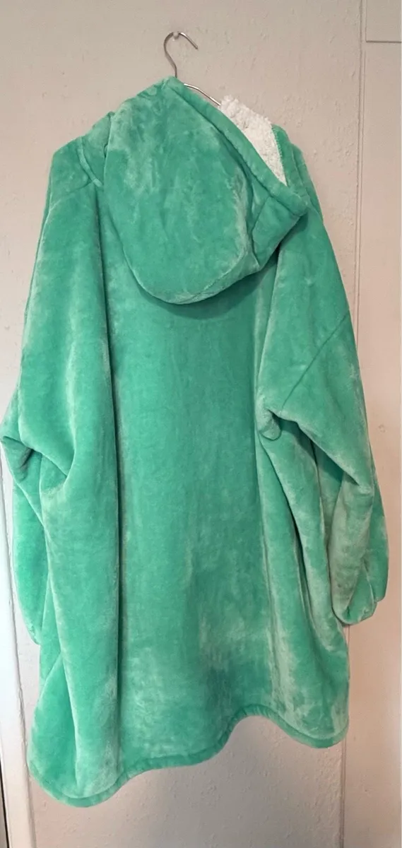 Cozy and warm woman hoodie blanket - Image 2