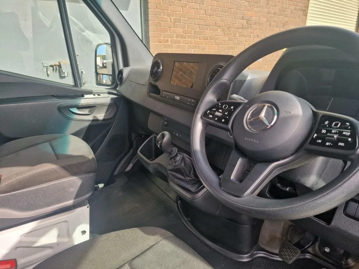 2021 Mercedes-Benz Sprinter Luton / Box Body - Image 3