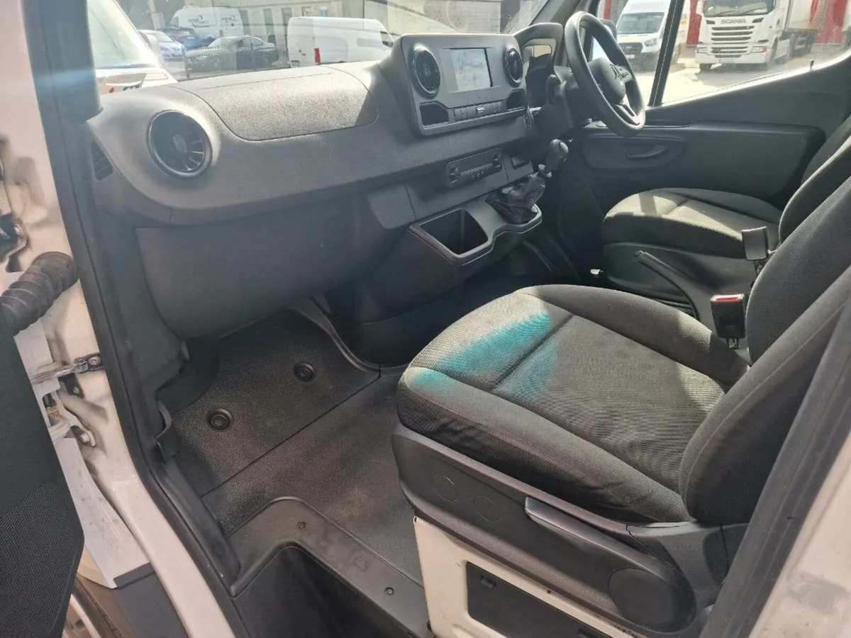 2021 Mercedes-Benz Sprinter Luton / Box Body - Image 4