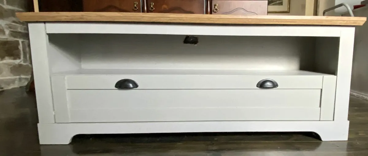 TV stand - Image 1