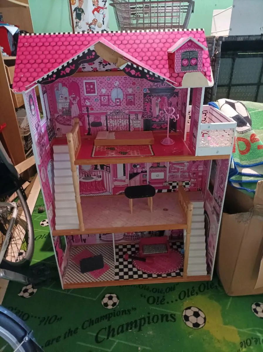FREE dollhouse - Image 1