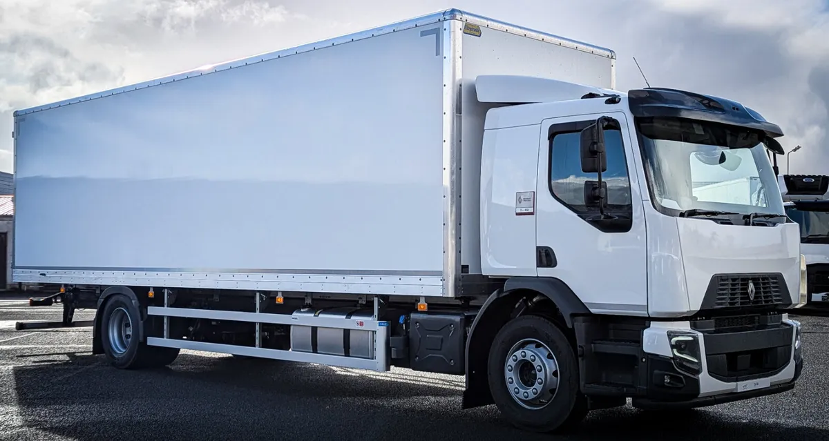 Renault D wide 18T with 30ft Fitzgerald body - Image 1