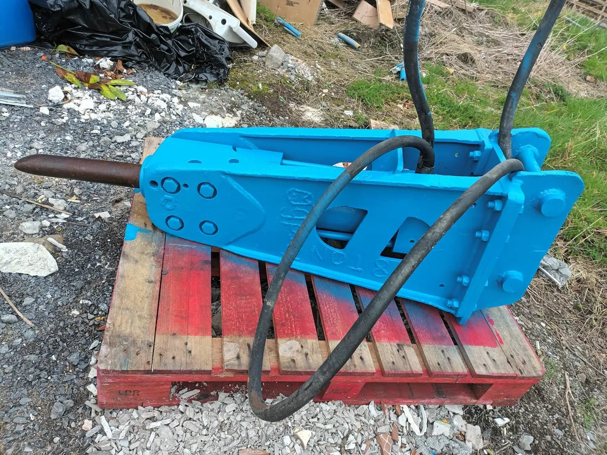 Rock breaker and bucket  8 ton. - Image 2