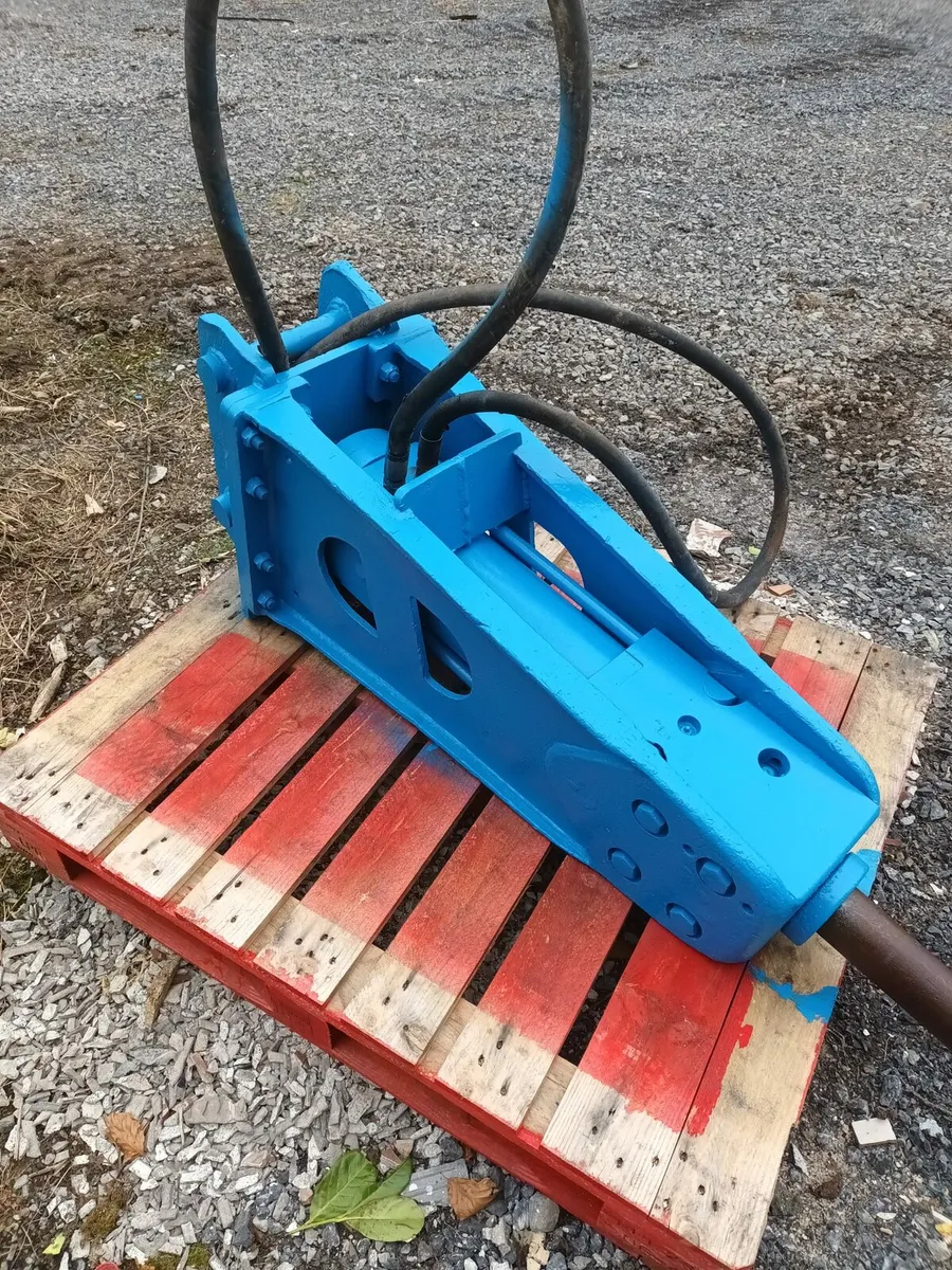 Rock breaker and bucket  8 ton. - Image 3
