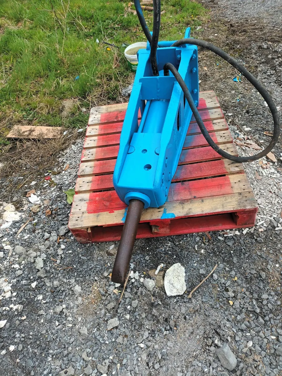 Rock breaker and bucket  8 ton. - Image 4