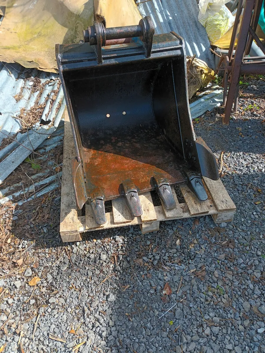 Rock breaker and bucket  8 ton. - Image 1