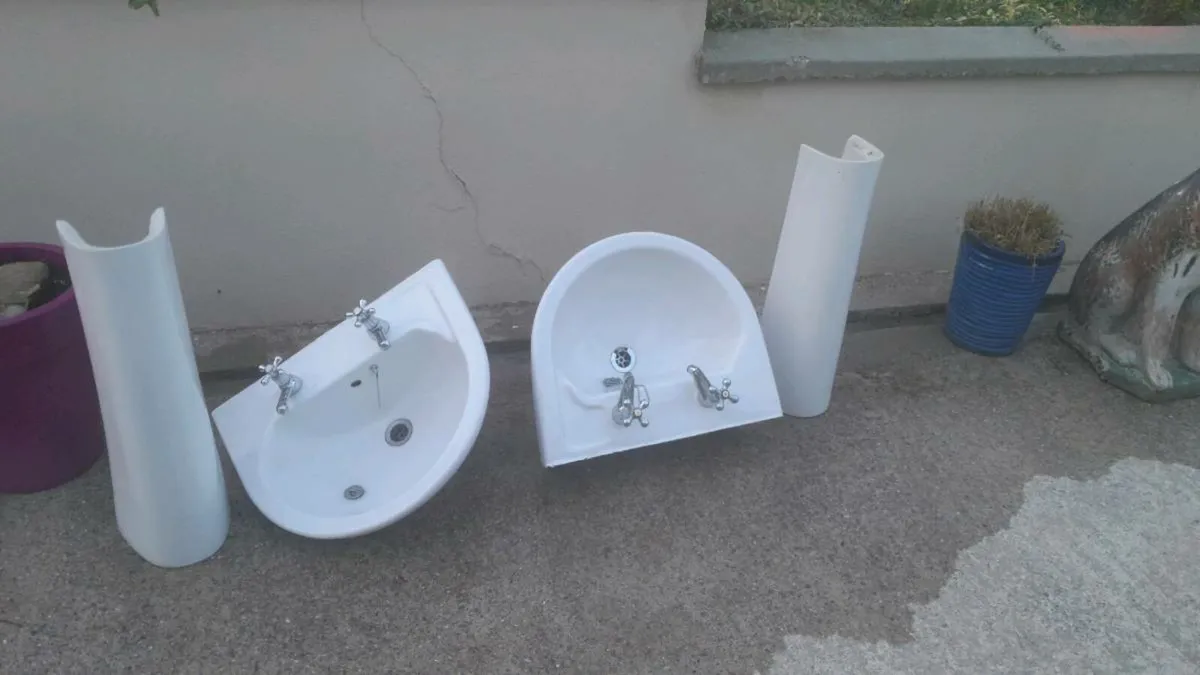 Bathroom sinks - Image 1