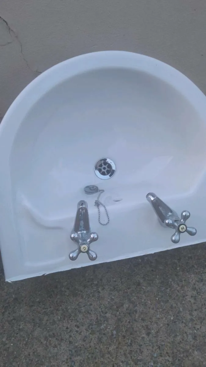 Bathroom sinks - Image 3