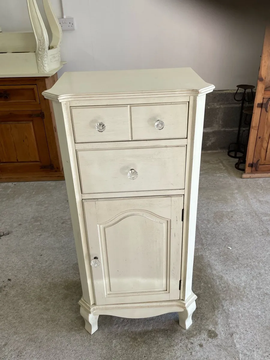 Bedroom furniture - Image 2