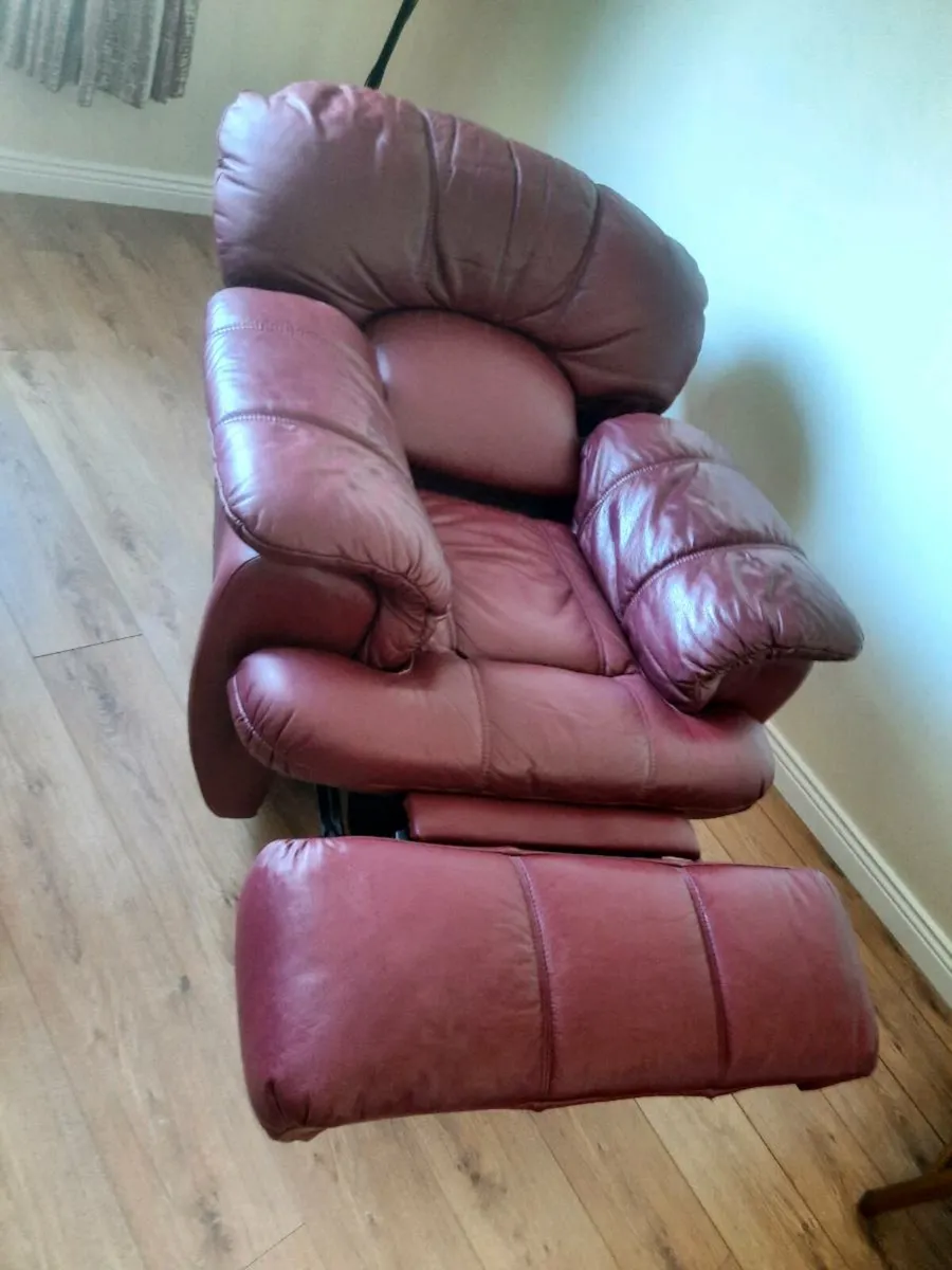 Leather Couch + 2 armchairs - Image 4