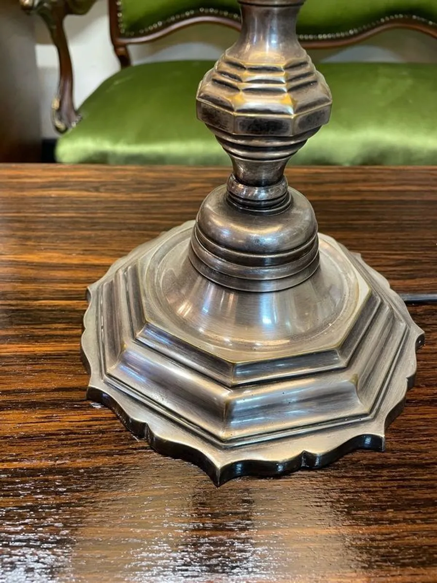 Elegant Italian Table Lamp with Chrome Base and Green Shade. - Image 3
