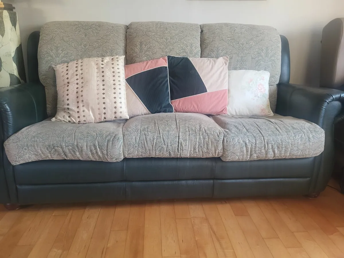 Suite of furniture - Image 1