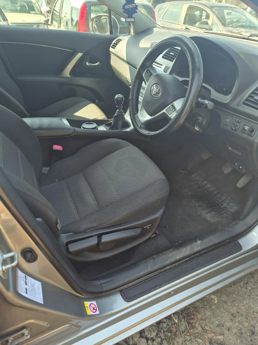 Toyota Avensis Estate - Breaking only - Image 4