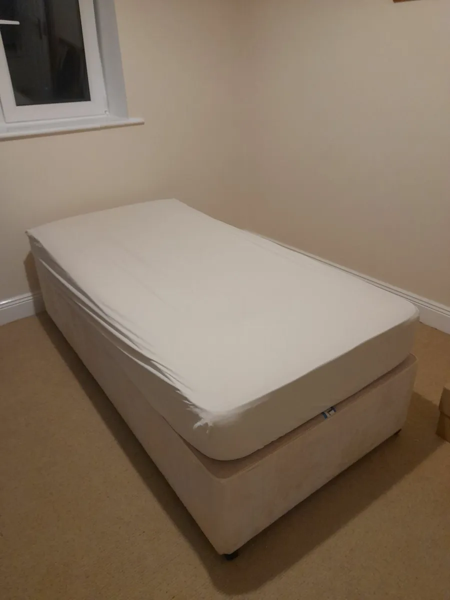 Single bed and mattress - Image 1