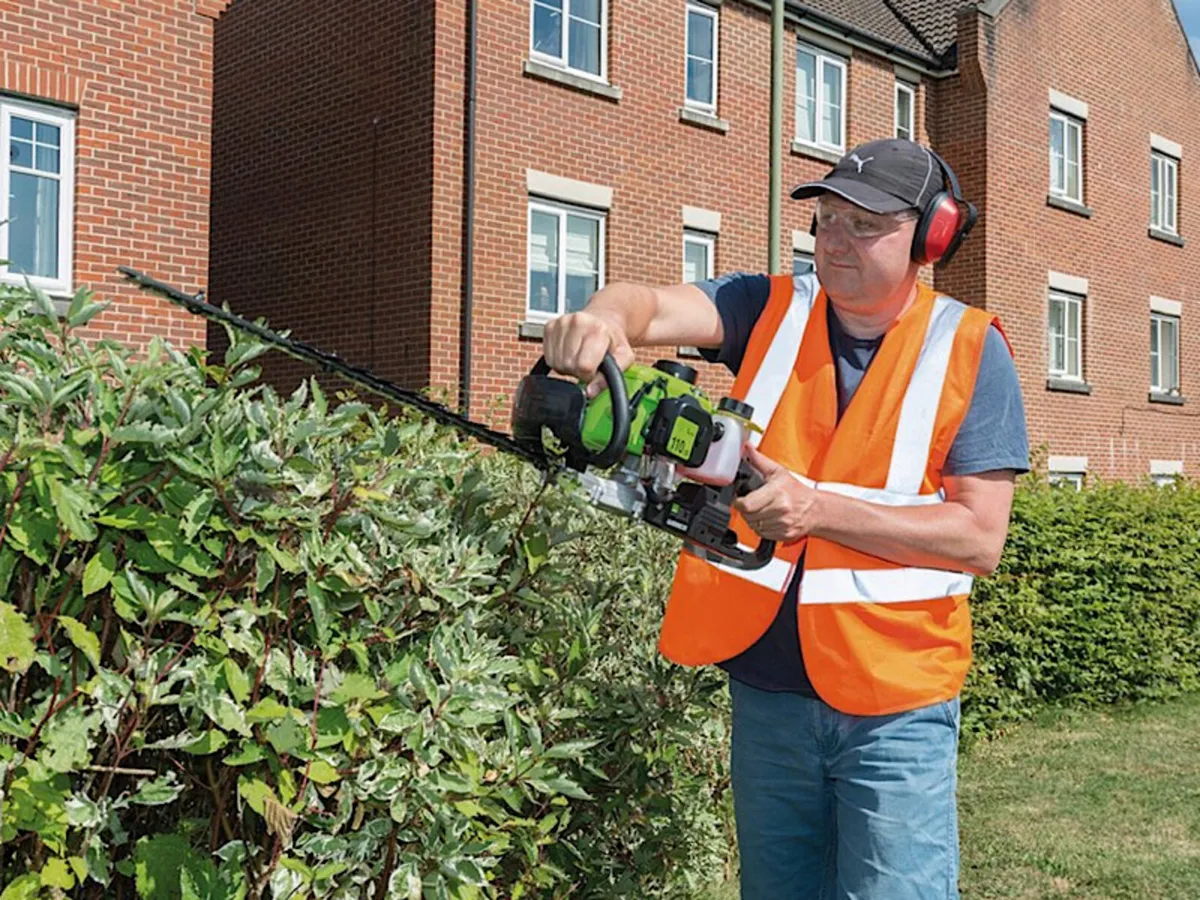NOW €129Draper Petrol Hedge Trimmer – 500mm - Image 1