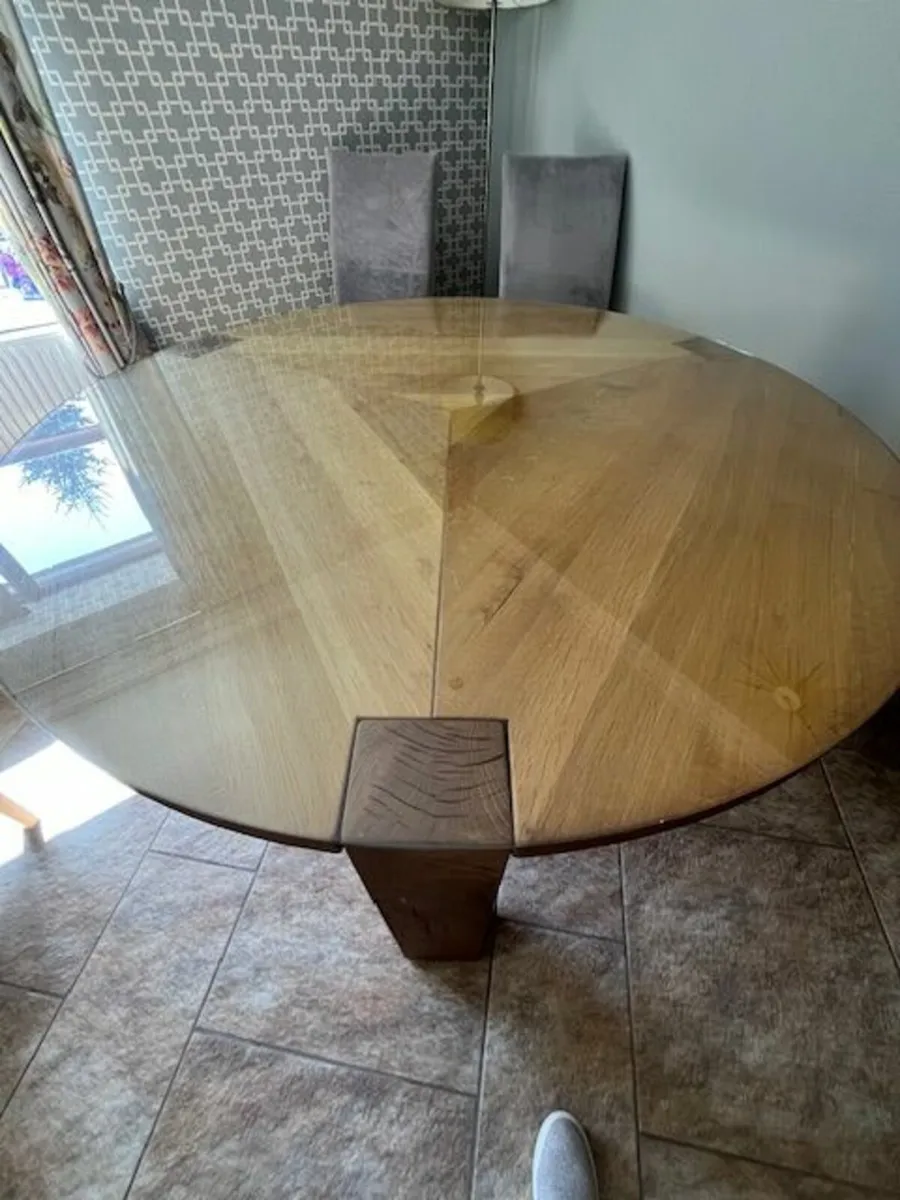 Round Oak Table & Six Chairs - Image 1