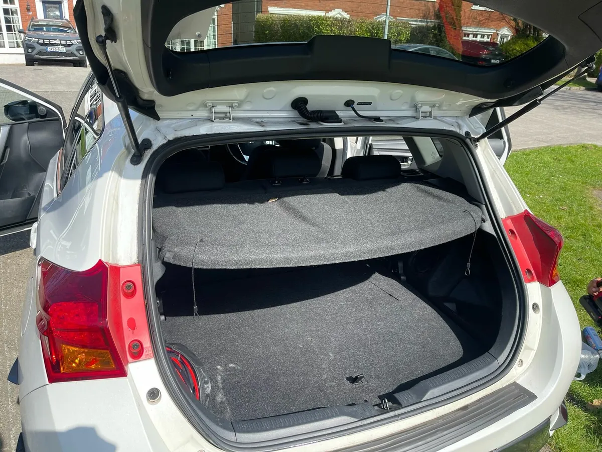 Toyota auris hybrid - Image 2