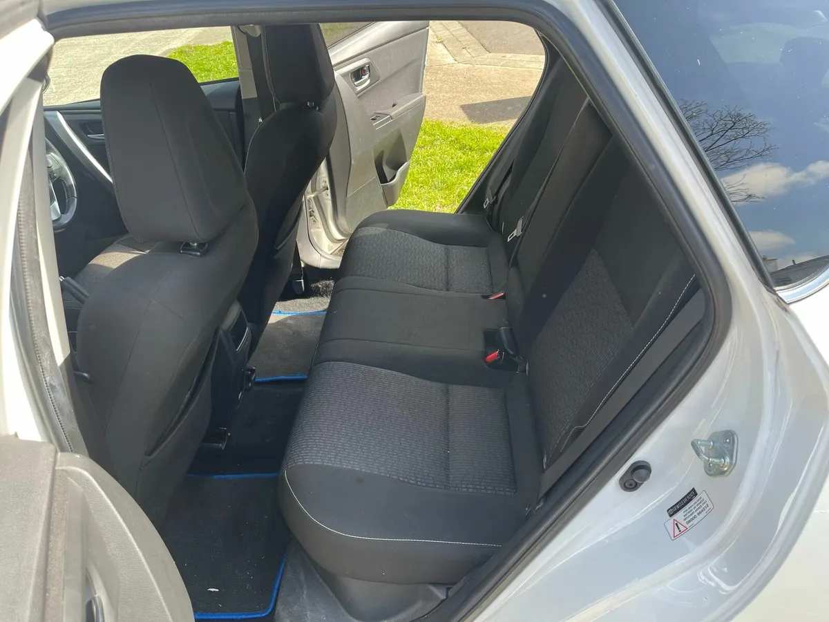 Toyota auris hybrid - Image 3