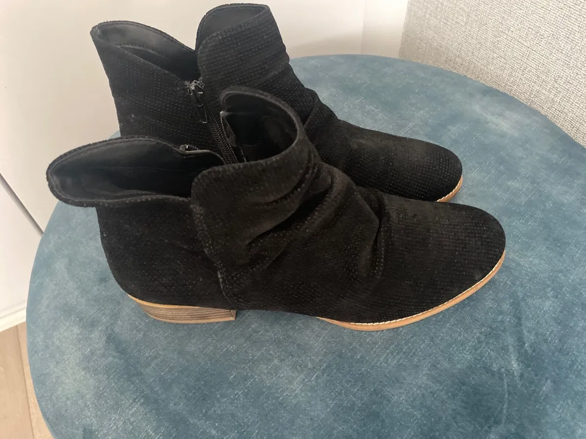 Boots - Image 1