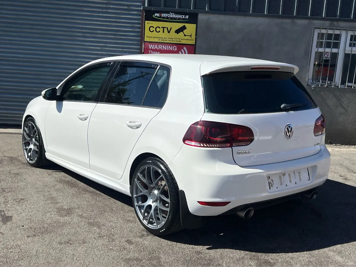 Volkswagen Golf 2012 1.6 white - Image 2