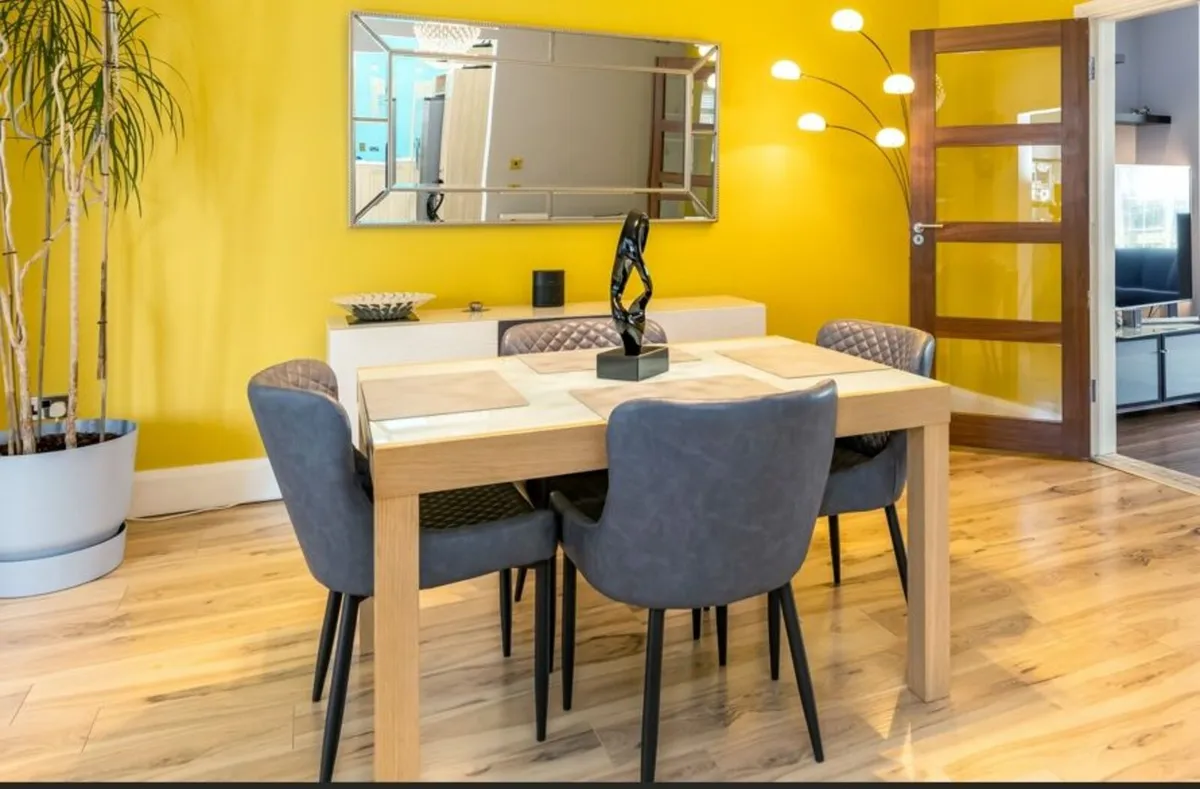Calligaris Extendable Dining Table & x4 Chairs - Image 1