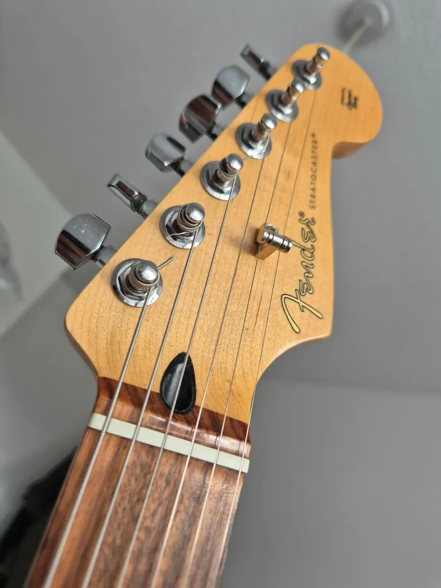 Fender Stratocaster - Image 4