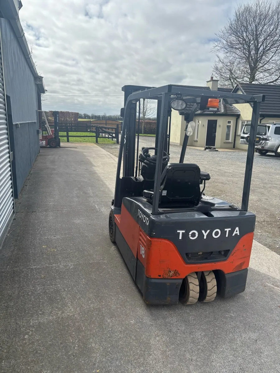 Forklift - Image 3