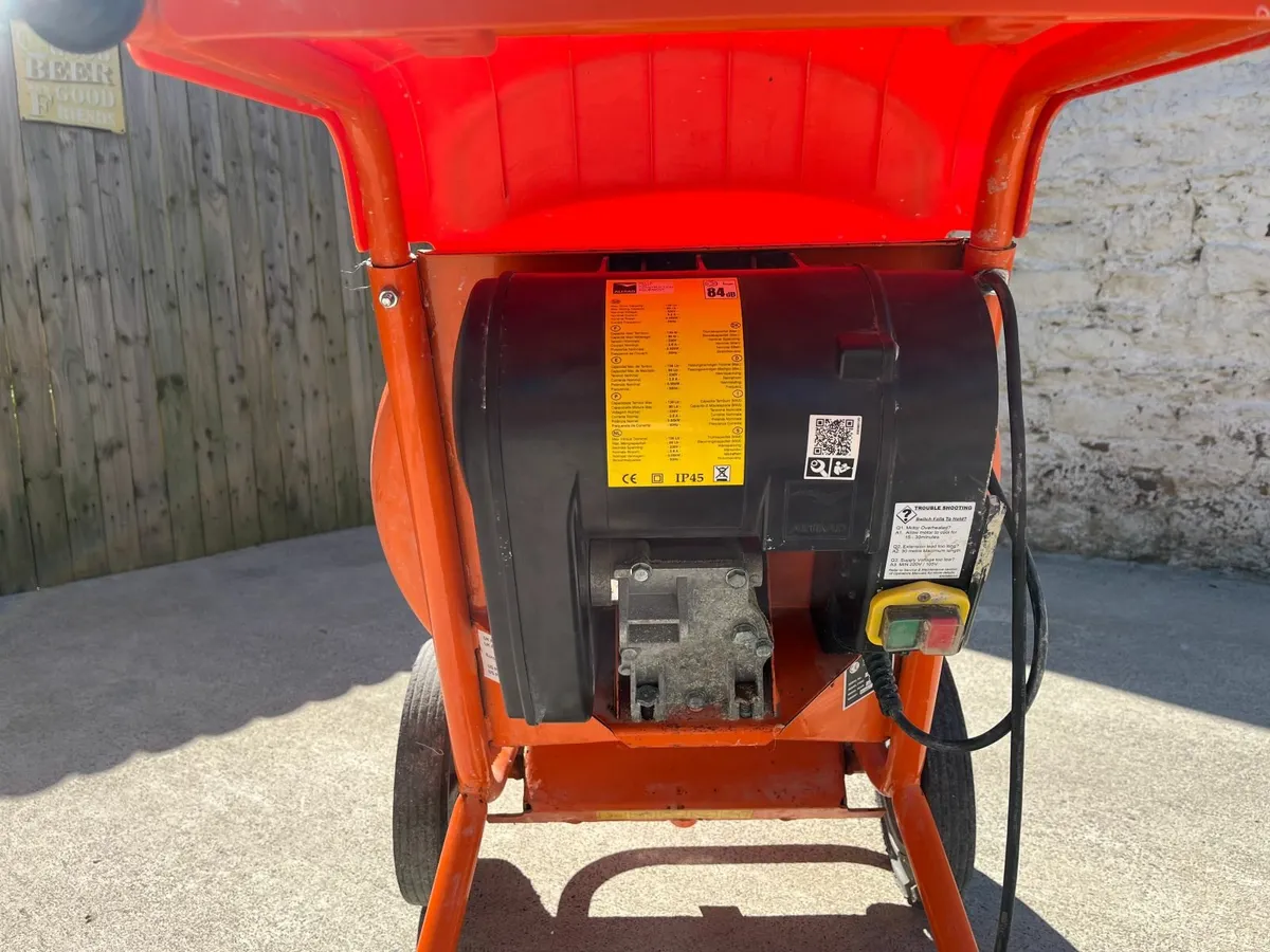 Altrad Belle 150 220V Electric Cement Mixer - Image 3