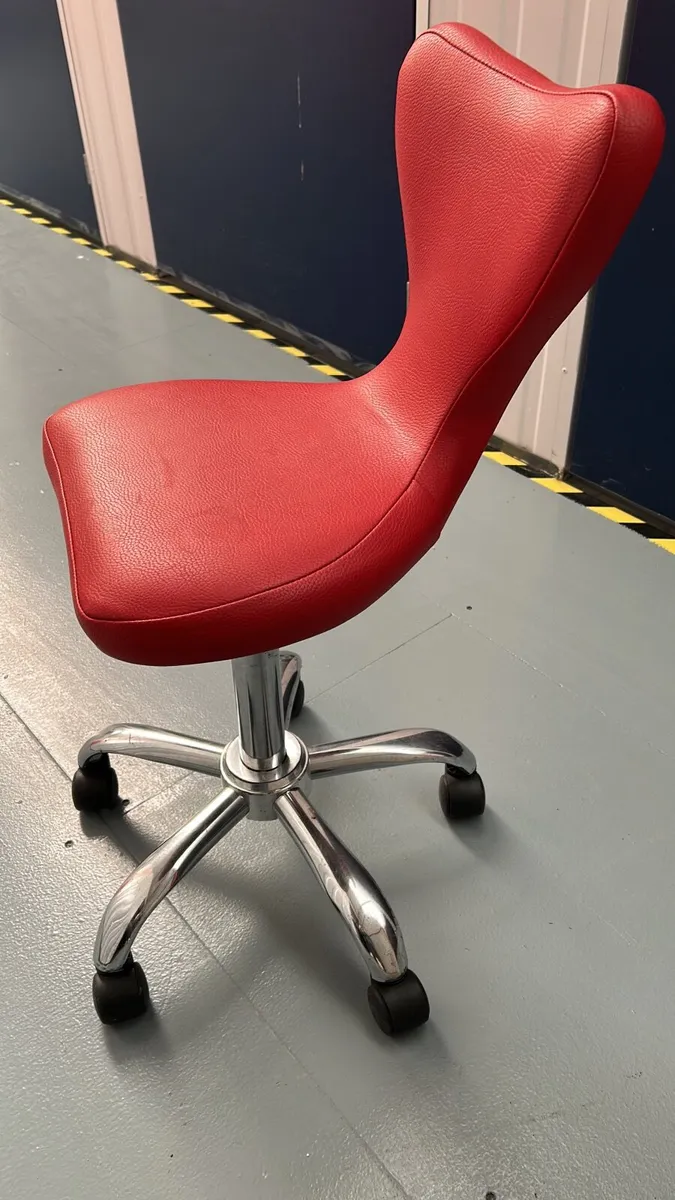 Red chairs - Image 1
